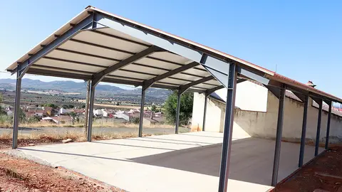 Estructura, cubierta y suelo del futuro centro social polivalente de La Vi&ntilde;uela, tras la ejecuci&oacute;n de su primera fase