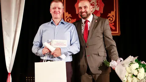 Joaqu&iacute;n Rodr&iacute;guez Maestre, 'Nino', acompa&ntilde;ado por el alcalde tras pronunciar el preg&oacute;n