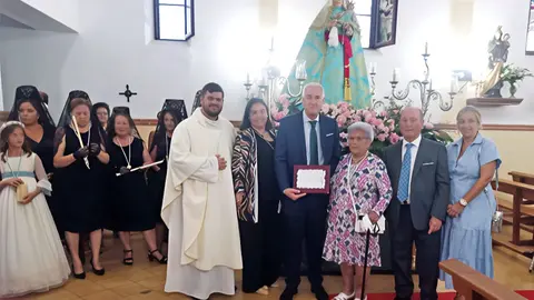 El alcalde Jos&eacute; Lozano muestra la placa de agradecimiento que le entreg&oacute; la Hermandad de la Virgen de la Estrella de La Vi&ntilde;uela, el pasado lunes por la tarde