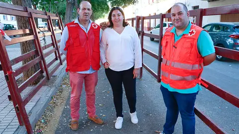 Lidia Paz, edil de Seguridad, junto a Paco Real y Javier Mart&iacute;n,, en la calle del Doctor Fleming