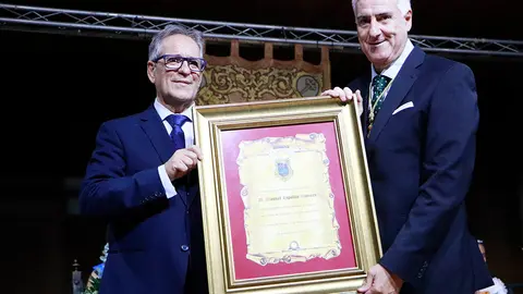 Con el pregonero, Manuel Hip&oacute;lito