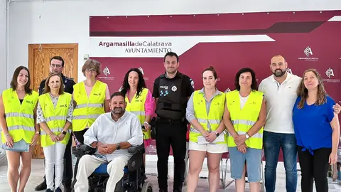 Autoridades, t&eacute;cnicas municipales, agentes policiales y monitoras de las patrullas escolares