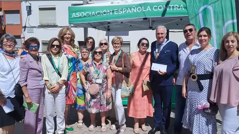 Autoridades municipales, responsables y voluntariado del colectivo, el domingo en la cuestaci&oacute;n realizada en la localidad