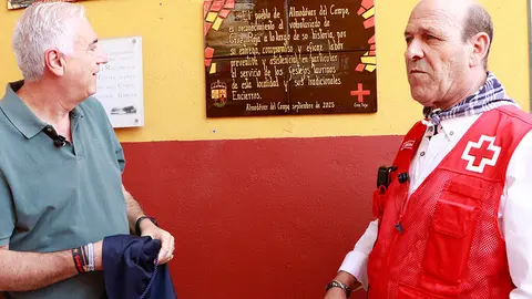 La placa, entre el alcalde y el presidente de la Asamablea Local, tras descubrirla en el pasaje de la puerta grande de 'Las Eras de Marta' esta ma&ntilde;ana