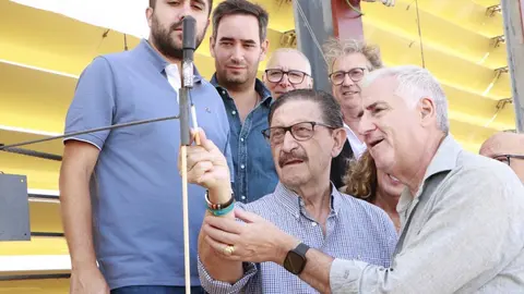 Antonio Rodr&iacute;guez Lorenzo, en el centro, encendiendo el &uacute;ltimo chupinazo de este a&ntilde;o