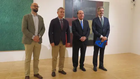 De izquierda a derecha, el responsable de la gesti&oacute;n art&iacute;stica de la Colecci&oacute;n ABANCA y comisario de la exposici&oacute;n, Diego Gasc&oacute;n; el director general de Casa de Am&eacute;rica, Le&oacute;n de la Torre Krais; el director general de RSS y Comunicaci&oacute;n de ABANCA y presidente de Afundaci&oacute;n, Miguel &Aacute;ngel Escotet y Mois&eacute;s Morera, director de Programaci&oacute;n de Casa de Am&eacute;rica