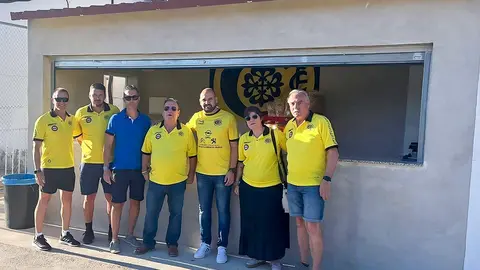 Alcalde, edil de deportes e integrantes del CF Calatrava, ante el nuevo bar