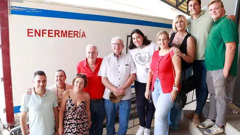 El equipo m&eacute;dico, junto al alcalde y otras concejalas, delante del quir&oacute;fano m&oacute;vil en los pasados d&iacute;as de festejos taurinos