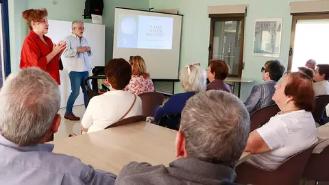 De pie, Nuria &Ntilde;acle y Antonio Garc&iacute;a-Catal&aacute;n, respectivos t&eacute;cnicos de la OMIC almodovare&ntilde;a y de La Solana