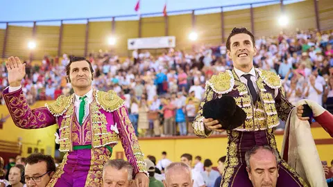 Talavante (dcha.) y Morante (izq.), saliendo a hombros en Almod&oacute;var del Campo el pasado 20 de septiembre - CR&Euml;DITOS Arenas de San Nicasio