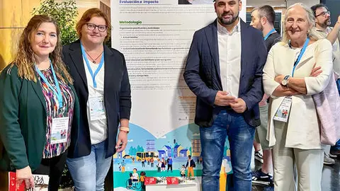 Las t&eacute;cnicas municipales, junto al panel presentado y el alcalde con la secretaria general de la Asociaci&oacute;n Internacional de Ciudades Educadoras, Marina Canals.