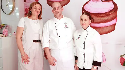 Nacho Zamora y Vanesa Nieva, junto a la edil Ana Bel&eacute;n S&aacute;ez, en el interior de 'Delicias y Sabores'