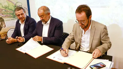 Rector y alcalde, en el momento de la firma del convenio