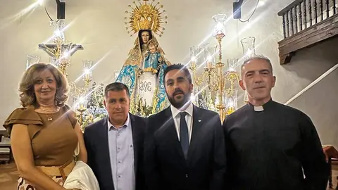 Autoridades, con la imagen de la Virgen del Rosario, anoche en la iglesia de Santa Catalina