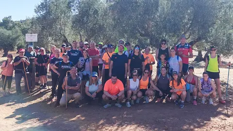 Posado de participantes en otro punto del itinerario