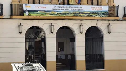 Pancarta que por el 15 de Octubre luce ya desde hoy la balconada consistorial