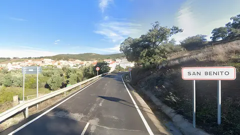 Acceso por carretera a la pedan&iacute;a de San Benito, en una imagen de archivo