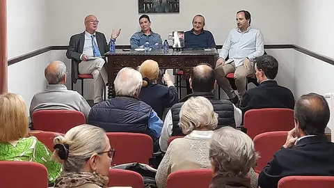 Comparecieron, de izquierda a derecha, Juli&aacute;n Camacho, Virginia L&oacute;pez, Manuel Tabas y Roberto Garc&iacute;a-Minguill&aacute;n