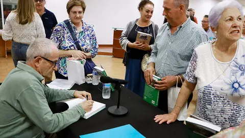Tras la presentaci&oacute;n, el Toledano Mart&iacute;n-Duarte tuvo la oportunidad de dedicar ejemplares