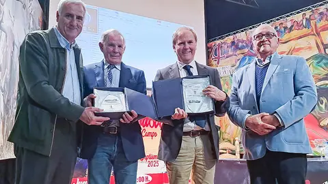 Diestro y periodista posan con las placas de recuerdo entregadas por el alcalde y por presidente del Club Taurino 'Almod&oacute;var'