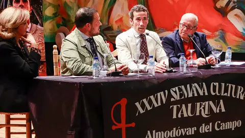 Carmen Santos, V&iacute;ctor Dorado, David de Miranda y Carmelo Garc&iacute;a, anoche en la mesa de oradores del Teatro almodovare&ntilde;o