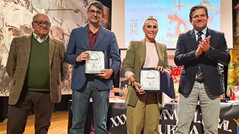 Torero y periodista posan con las placas de recuerdo entregadas por el presidente del Club Taurino 'Almod&oacute;var' y el presidente de la Diputaci&oacute;n de Ciudad Real