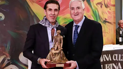 Alenjandro Talavante recibe de manos del alcalde Jos&eacute; Lozano, el trofeo _Calatrave&ntilde;o_ al triunfador de la Feria Taurina 2025 de Almod&oacute;var del Campo