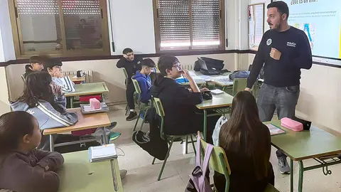 Un momento de la sesi&oacute;n impartida por un agente local