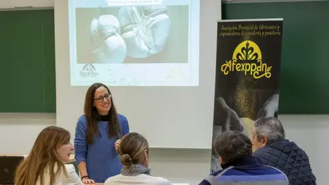 Elena Huertas interviene durante el encuentro comarcal de Puertollano