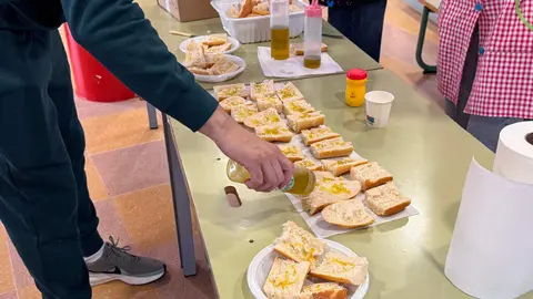 Profesorado del CEIP 'Cervantes' se encargan de preparar cada desayuno saludable