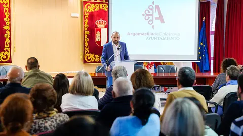 El alcalde, felicitando a la comunidad educativa de Argamasilla de Calatrava - Cr&eacute;ditos VISIONAR