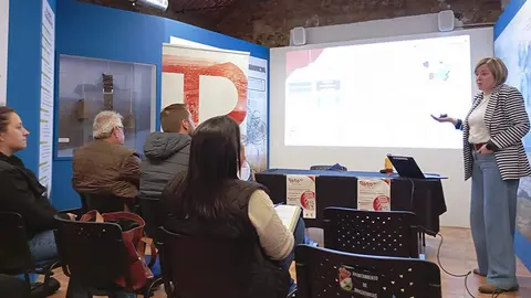 Mar&iacute;a Dolores Castro, a la derecha, durante la formaci&oacute;n que imparti&oacute;