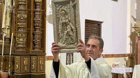 Juan Carlos Torres muestra el bajorrelieve de alabastro del nacimiento de Jes&uacute;s que le fue regalado en una efem&eacute;ride tan destacada
