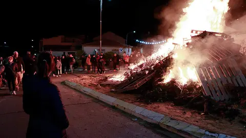 La candelaria de la tambi&eacute;n patrona de los mineros, ardiendo anoche y calentando a los presentes