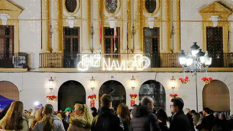 Al fondo, la fachada consistorial con los mejores deseos para estas fechas