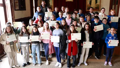 Posado de los escolares que ayer participaron en el acto consistorial de homenaje a la Constituci&oacute;n, junto al edil de Juventud