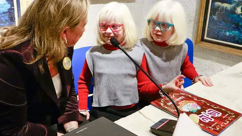 Isabel y Luc&iacute;a conversan con quien fue su maestra en Infantil, durante el c&aacute;lido acto de ayer tarde