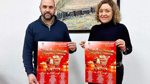 El alcalde, Jes&uacute;s Ruiz y la edil de Promoci&oacute;n Econ&oacute;mica, Ana Bel&eacute;n S&aacute;ez, sostienen los carteles de la campa&ntilde;a