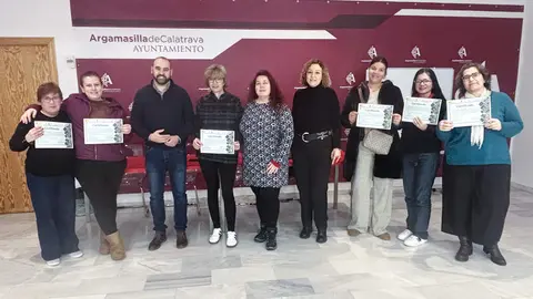 Participantes en el curso, monitora y autoridades municipales, tras la entrega de diplomas