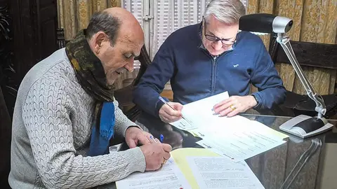 Paco Real y Jos&eacute; Lozano, dando r&uacute;brica al acuerdo