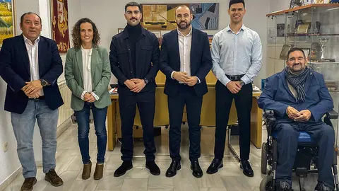 Los nuevos agentes, junto a responsables municipales con el alcalde al frente