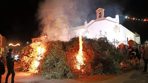 Las llamas, comenzando a calentar la fr&iacute;a noche ante la ermita del tambi&eacute;n patr&oacute;n de los animales