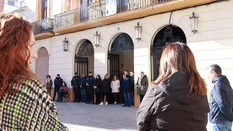 Participantes en el minuto de silencio, este mediod&iacute;a en la Plaza Mayor de Almod&oacute;var del Campo
