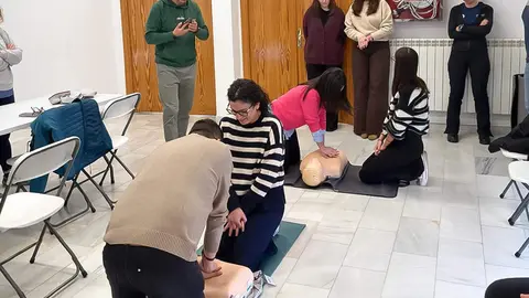 Realizando ejercicios de reanimaci&oacute;n cardiopulmonar