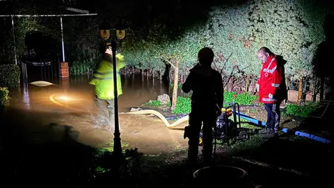 Efectivos de bomberos, Cruz Roja y del Ayuntamiento, en la zona que reten&iacute;a el agua