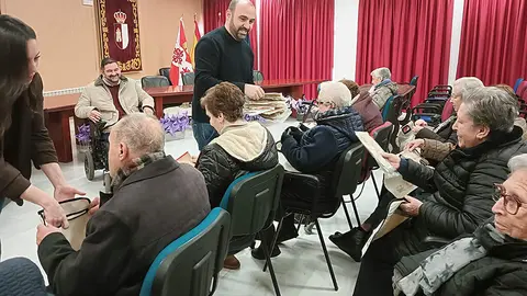 Repartiendo estuches y carpetas para llevar trabajos que realizan en el SEPAP