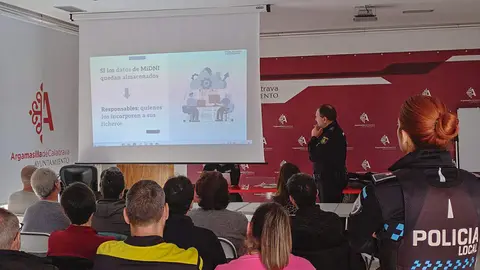 Un momento de la charla celebrada esta ma&ntilde;ana en sede consistorial