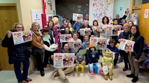 Gema Garc&iacute;a y concejales, junto al grupo de mayores, presentan la programaci&oacute;n del Carnaval