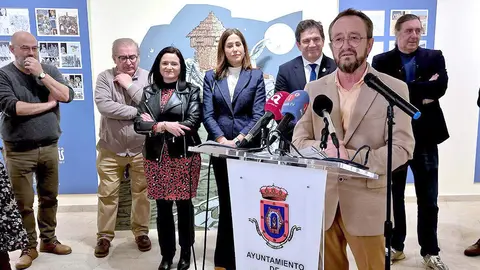 Pablo Toledano, en primer t&eacute;rmino, dando cuenta del objetivo de la novela gr&aacute;fica sobre Brazatortas