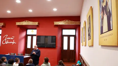 En primer t&eacute;rmino, a la derecha, el retrato del santo almodovare&ntilde;o Juan Bautista de la Concepci&oacute;n